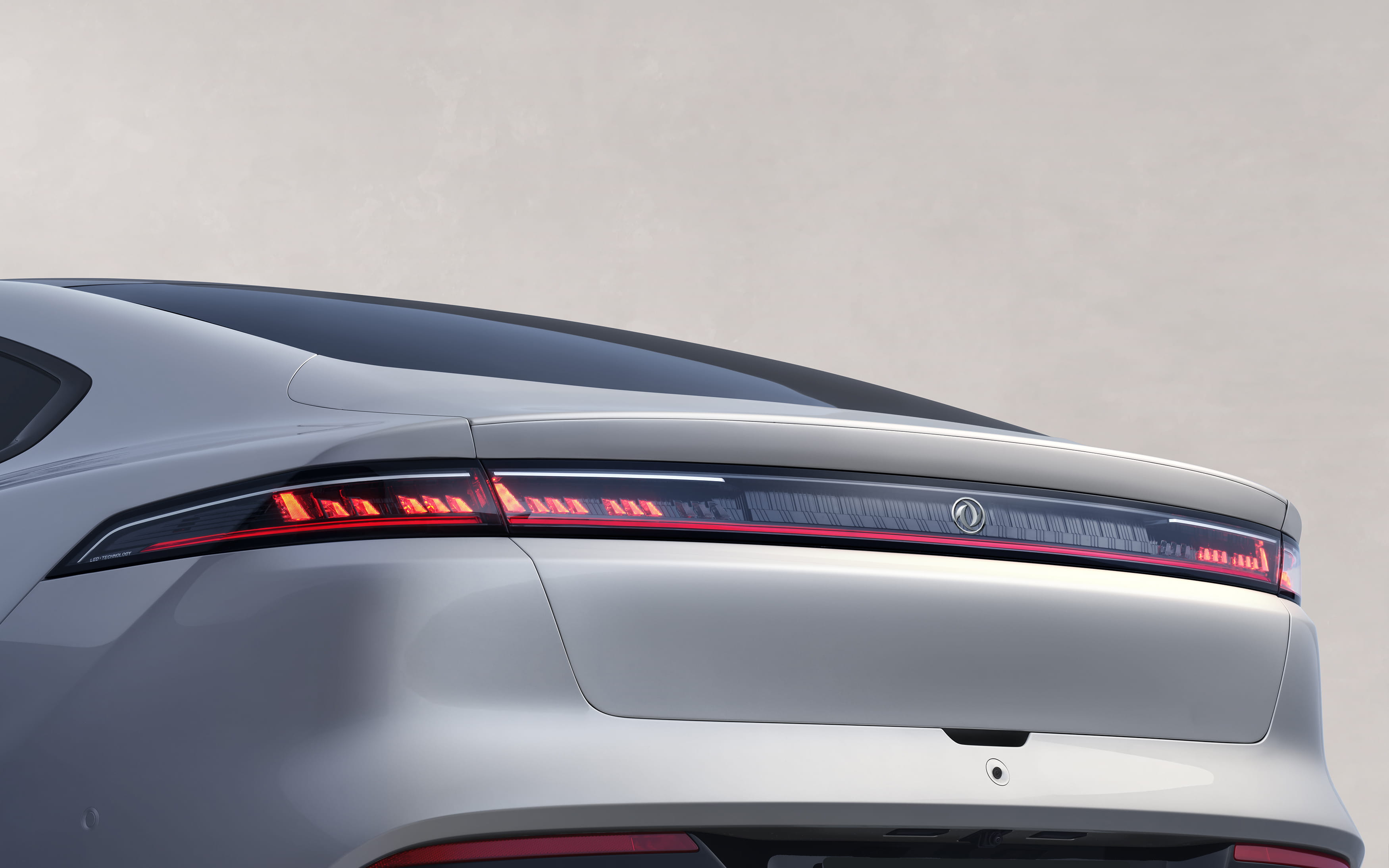 Full-width LED tail light bar